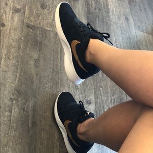 Nike gold and black tennis shoes